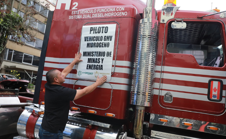 Inician pruebas con hidrógeno de bajas emisiones en tractocamiones